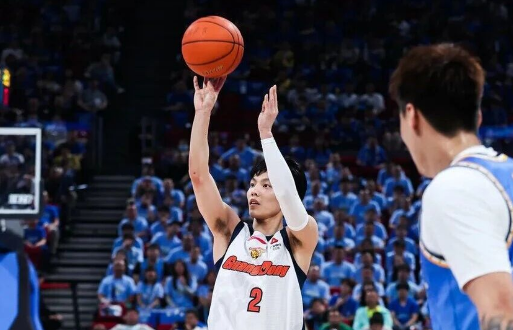 STAR SPORTS下载-广东男篮今日早报!后场双核守卫主场,高层上下激励球员,主场再次呈现黄色海洋