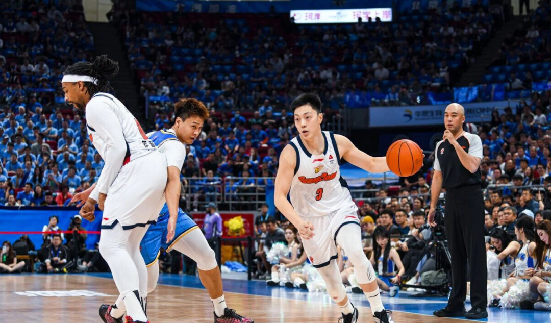 STAR SPORTS下载-广东男篮今日早报!后场双核守卫主场,高层上下激励球员,主场再次呈现黄色海洋